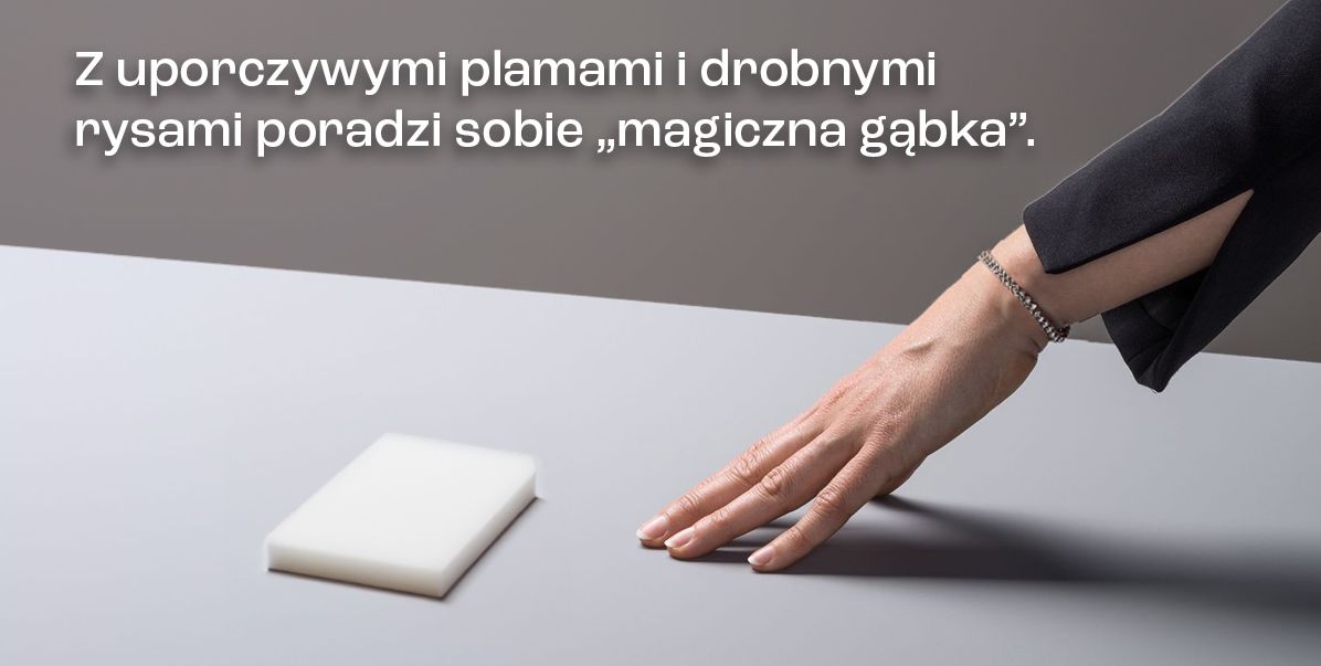 usuwanie zabrudzeń i drobnych zarysowań z blatu kompaktowego za pomocą magicznej gąbki